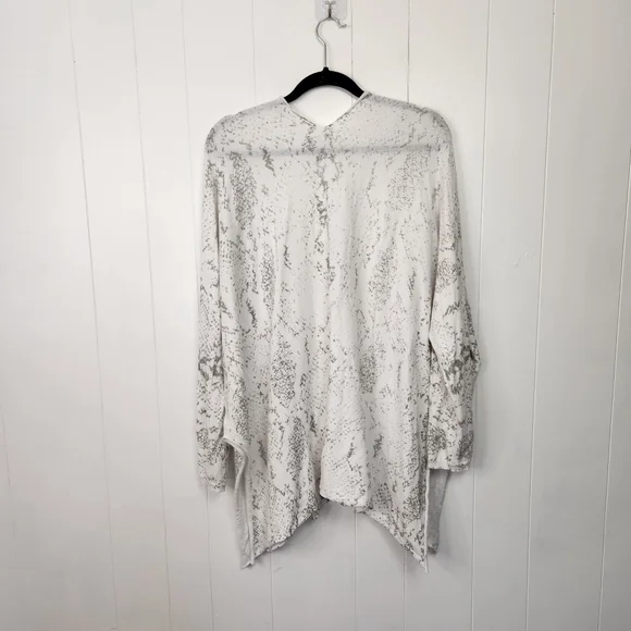 Design Lab White Snakeskin Oversized Loose V-Neck Sweater Top Size 1X Light - Picture 3 of 7